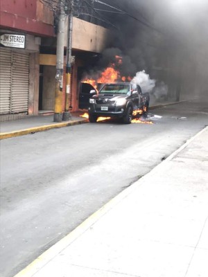¡Fuego y calles tomadas! Continúan las protestas en Tegucigalpa y otras ciudades del país