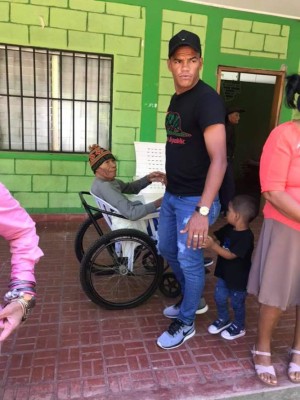 ¡Noble gesto! Rony Martínez lleva alegría a niños y ancianos en Colón