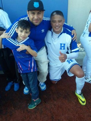 Aficionados hondureños y sus fotos con las leyendas de la Selección Nacional en Nueva Jersey