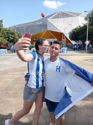 Honduras está bien arropado ante Panamá; la afición y belleza hondureña presente en el BBVA Compass de Houston