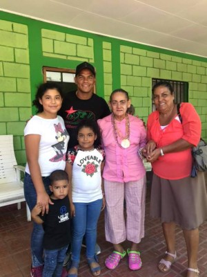 ¡Noble gesto! Rony Martínez lleva alegría a niños y ancianos en Colón