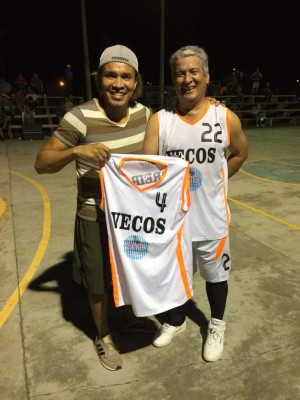 Llenazo en cancha para ver el debut de Rambo como jugador de baloncesto