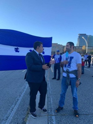 Un esposo canadiense y varias familias catrachas arribaron a Toronto para apoyar a Honduras