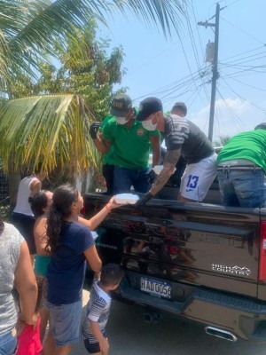 Volpi y Espíndola reparten comida a los más necesitados en medio del coronavirus