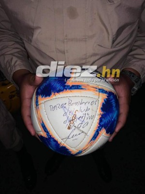 No viste en TV: ¿Quién es la chica del estadio Ceibeño? El homenaje a Maradona y Garrido en la grada