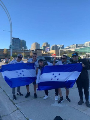 Un esposo canadiense y varias familias catrachas arribaron a Toronto para apoyar a Honduras
