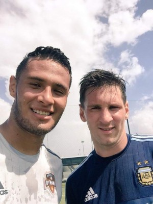 FOTOS: Jugadores hondureños junto a grandes estrellas del fútbol mundial