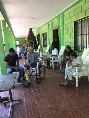 ¡Noble gesto! Rony Martínez lleva alegría a niños y ancianos en Colón