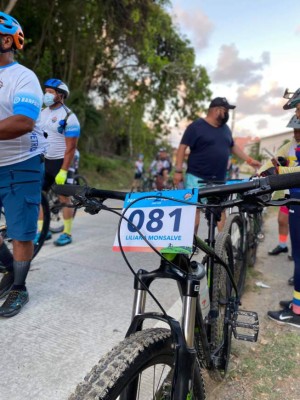 Conmovedora historia y fiesta garifuna incluida: Así se vivió la quinta edición del evento de ciclismo Roatán Point 2 Point