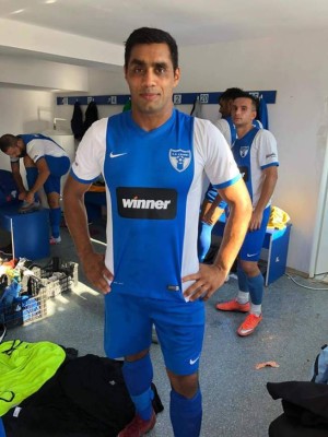 Equipo de Rumania usa el antiguo escudo de la selección de Honduras