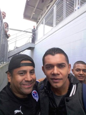 Aficionados hondureños y sus fotos con las leyendas de la Selección Nacional en Nueva Jersey