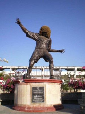 ¿Cuál se parece más? Las estatuas en honor a futbolistas históricos