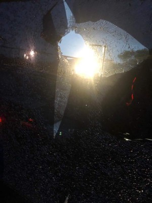 ¡Repudiable! Las imágenes del ataque del autobús del Motagua por aficionados de Olimpia