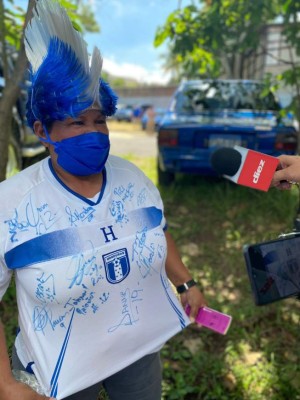 ¡Ambientazo! Hondureños se hacen sentir en el Cuscatlán y hasta Francisco Morazán llegó con su traje de general