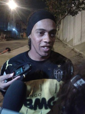 Increíble: Este es el doble que utilizó Ronaldinho para despistar a la prensa