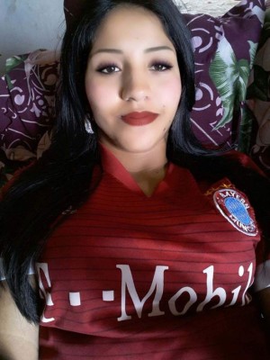 La guapa Policía que combina su trabajo dando seguridad y jugando al fútbol