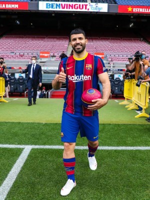 Las imágenes de la presentación del Kun Agüero en Barcelona: Gesto de Laporta y firma de contrato