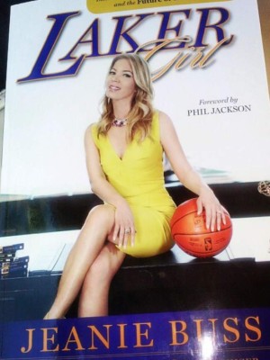 Así es la 'polémica' y hermosa Jeanie Buss, la primera dueña en ganar un anillo en la NBA