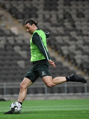 Ibrahimovic es captado entrenando con equipo sueco y le pone una condición al Milan para renovar&nbsp;&nbsp;