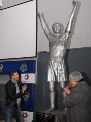 ¿Cuál se parece más? Las estatuas en honor a futbolistas históricos