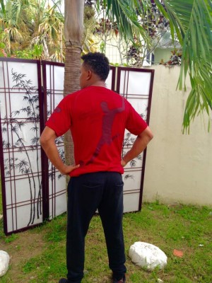 Carlos Pavón ahora es diseñador y presenta su nueva línea de camisas CP9