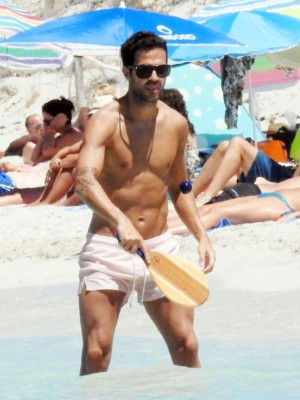 Fábregas deslumbra junto a su explosiva pareja Daniella Semaan de 38 años