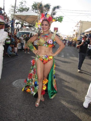 ¡BELLEZA! La campanita se roba el show en el carnaval de La Ceiba