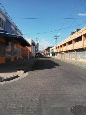 ¡Calles solitarias y vallas! Así luce San Pedro Sula durante toque de queda absoluto