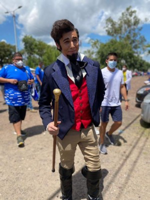 ¡Ambientazo! Hondureños se hacen sentir en el Cuscatlán y hasta Francisco Morazán llegó con su traje de general