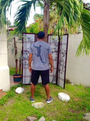 Carlos Pavón ahora es diseñador y presenta su nueva línea de camisas CP9