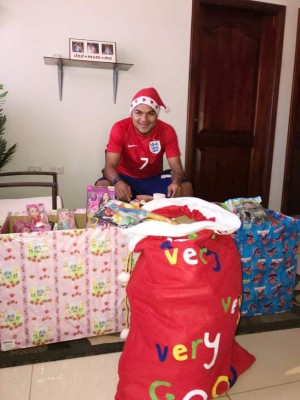 El futbolista Mario Martínez se viste de Santa y regala juguetes a niños