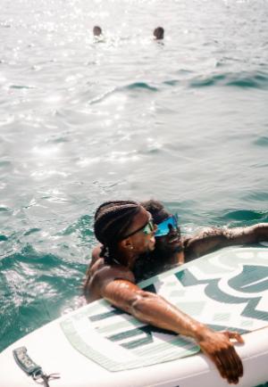 Bonitas vacaciones: futbolistas del Barcelona fueron captados a bordo de un yate lleno de mujeres