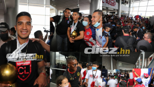 La delegación del Olimpia llegó en horas del mediodía de este jueves en el Aeropuerto de Toncontín. FOTOS: David Romero.