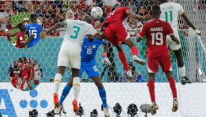 Tras el gol de Qatar, el portero de Senegal tuvo una pequeña bronca con los jugadores catarís que querían la pelota para llevarla al centro del campo.
