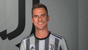 Arkadiusz Milik ya luce los colores de la Juventus de Italia, país al que llega de nuevo; antes jugó con Napoli.