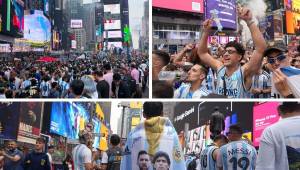 La afición argentina se hace sentir en New York con tremendo banderazo en pleno Times Square. FOTOS: EFE