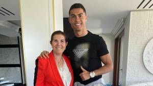 Dolores Aveiro y Cristiano Ronaldo durante las vacaciones del portugués en su país natal.