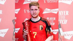 Kevin de Bruyne recibiendo el premio de Budweiser como al ‘mejor jugador del partido’.