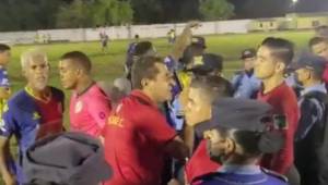 Nerlin Membreño pierde los estribos contra un árbitro en medio de una polémica en el Juticalpa vs Real Juventud