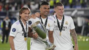 Modric, Kroos y Casemiro posando con la Supercopa de Europa que ganó el Real Madrid en Finlandia.