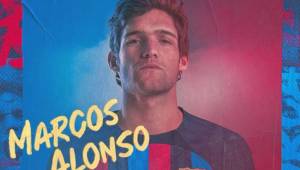 Barcelona presentó en sus redes sociales a Marcos Alonso como su nuevo jugador.