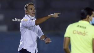 El director técnico argentino Hernán Medina podría dirigir su primera semifinal en el fútbol de Honduras. FOTO: Neptalí Romero.