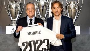 Florentino Pérez junto a Luka Modric, quien firmó su contrato con Real Madrid hasta junio de 2023.