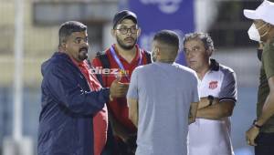 Luis Cruz en plena conversación con Fernando Mira y los jugadores Alexander Aguilar y Sergio Peña.
