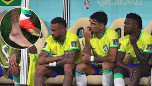 Neymar salió de cambio y en el banco se le miró muy preocupado por su tobillo.