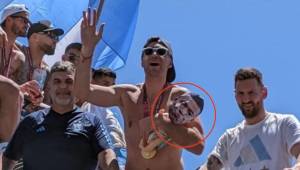 Está loco: Dibu Martínez no conoce los límites y sostiene un “bebé” con la cara de Mbappé en el carnaval de Argentina