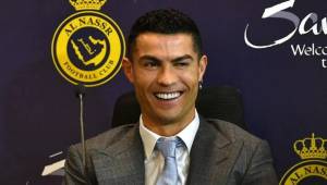 Cristiano Ronaldo muy feliz durante su presentación con el Al Nassr de Arabia Saudita.