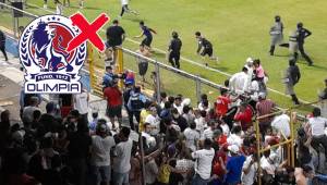 Varios aficionados del Olimpia invadieron la cancha buscando pelea con un grupo de motagüenses.