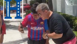 El presidente del Barcelona mostró demostró su amabilidad al atender y saludar a un aficionado catracho.