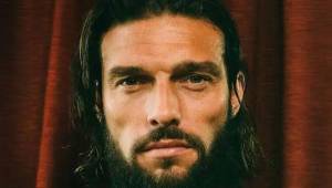 El futbolista inglés Andy Carroll, exdelantero de históricos equipos de la Premier League y uno de los fichajes más caros, ha confesado en su autobiografía 'Owning It' que fue agredido sexualmente por un hombre mientras dormía en su casa en 2021. Y en las últimas horas ha revelado el nombre del abusador.